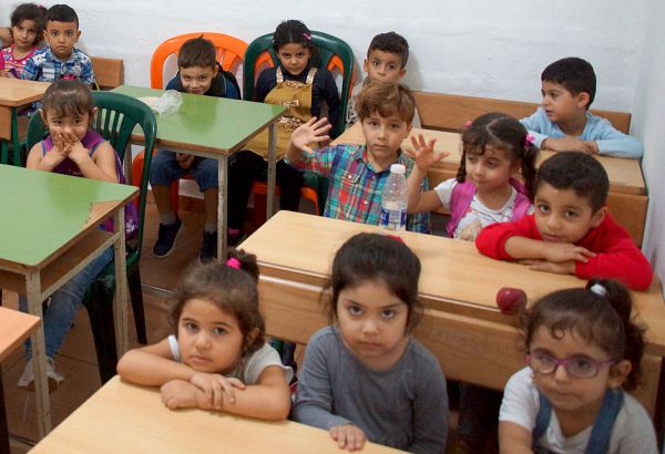 Chancen für alle Kinder: Eine der großen Hürden für die Bildungsmöglichkeiten der Flüchtlingskinder war neben der Armut der Eltern die sehr reservierte Haltung der Behörden, die sich mit den großen Zahlen an SchülerInnen überfordert sehen. Durch die Unterstützung im Rahmen dieses Projekts erhielten diese Kinder die Chance, eine Schule zu besuchen.