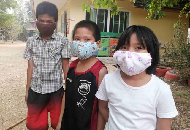 Kinder unseres thailändischen Familienförderprogramms mit selbstgenähten Mundschutzmasken. Thailand, Asien, Kinder, Familienförderung, Pandemie, Corona