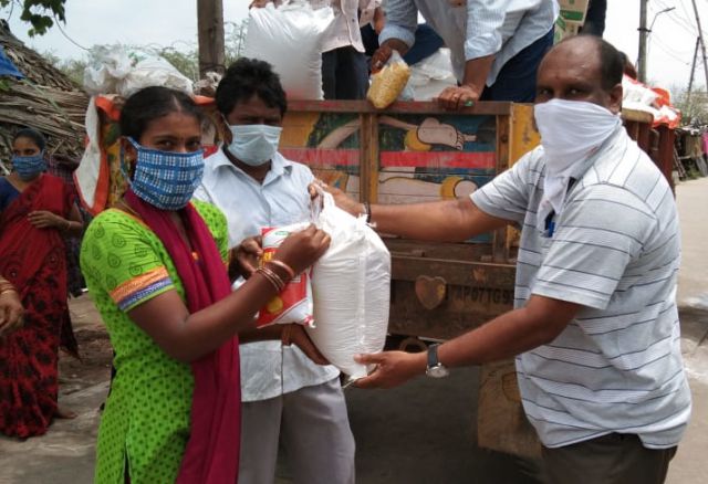 Unser Projektpartner in Indien verteilt Grundnahrungsmittel wie Reis, Linsen und Öl, um vor allem die Versorgung der armen Bevölkerung sicherzustellen. Indien, Asien, Armut, Ernährung, Hunger