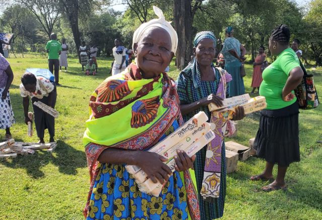 Ein Mitglied unseres Projektes in Kenia freut sich über die von unserem Projektpartner verteilten Lebensmittel. Kenia, Ernährung, Hunger, Afrika, Armut