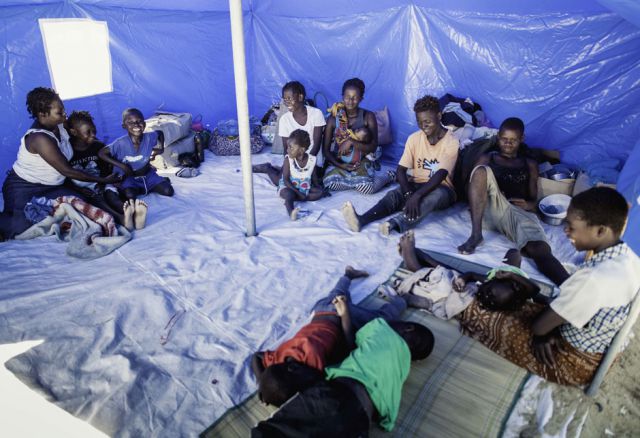 Raum für alle - Familie Vulanculos teilt sich diese Unterkunft in einem
Flüchtlingscamp nahe Beira. Im Zelt ist Platz für mehr als 10 Personen.