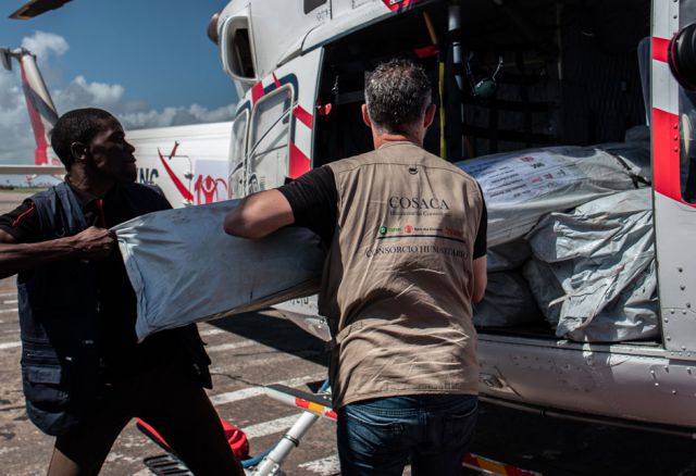 Zelte und Planen - Ende März trafen die ersten Hilfslieferungen mit dem Flugzeug in der Küstenstadt Beira ein.
