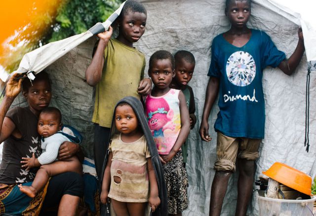 Ein erster Schutz - Mit wasserdichten Planen konnten sich viele Familien eine erste Notunterkunft
bauen.