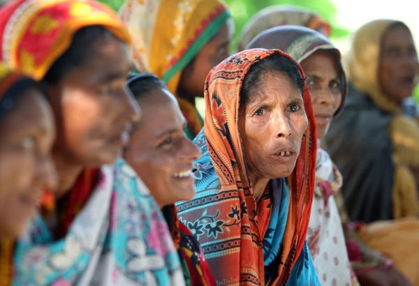 Die Menschen schlagen sich mit Saisonarbeit auf den Feldern durch. Sie sind TagelöhnerInnen, viele Familien haben keinen festen Wohnsitz. (© Netz) Einkommen, Ernährung, Familien, Bangladesch, Existenzsicherung, Armut, Hunger, Asien