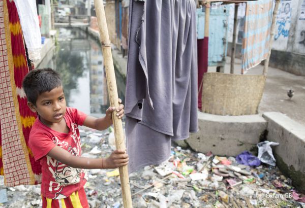Ebenso schlimm sind die Lebensbedingungen in vielen Slumsiedlungen, wie zum Beispiel
in Bangladesch.