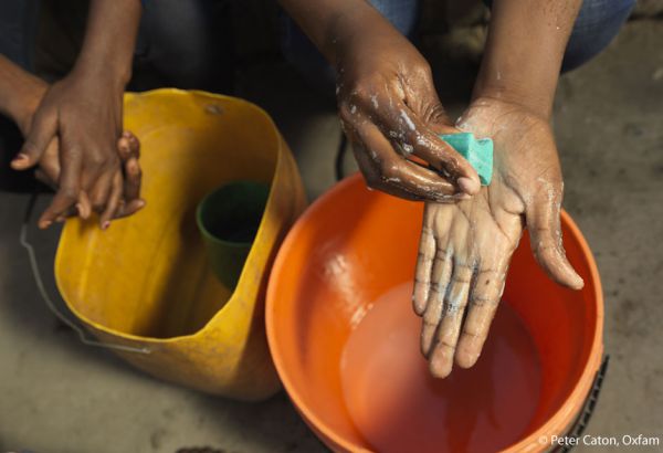 Um die Ausbreitung des Virus einzudämmen und Krankheiten vorzubeugen, sind der Zugang zu sauberem Wasser und Reinigungsmitteln sowie das Wissen über Hygiene wesentliche Voraussetzungen.