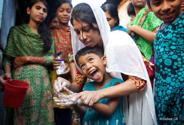 Unsere Partner-Organisation Oxfam verteilt weltweit an die lokalen Bedürfnisse angepasste Hygienepakete, welche den Familien die tägliche Hygiene und somit Schutz vor Ansteckung ermöglichen.