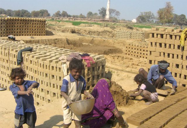Eine Familie in extremer Armut.
Von einem Arbeitsvermittler aus dem Heimatdorf hierher gebracht, müssen sie erst einmal den hoch verzinsten Vorschuss für Reisekosten und Lebensmittel abarbeiten. Indien, Asien, Bildung, Ernährung, Kinder, Schule, Bildung