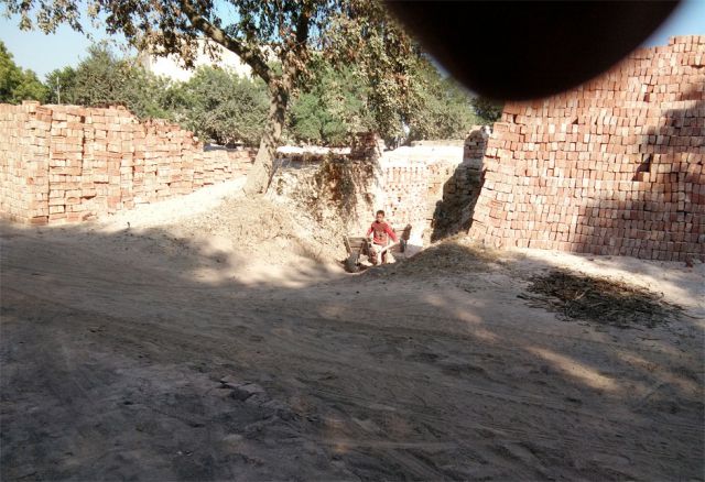 Da sie nicht zur Schule gehen, werden sie dem Kreislauf aus extremer Armut, fehlender Bildung und ausbeuterischen Arbeitsverhältnissen nie entkommen. Außer jemand hilft ihnen. Indien, Asien, Bildung, Ernährung, Kinder, Schule, Bildung