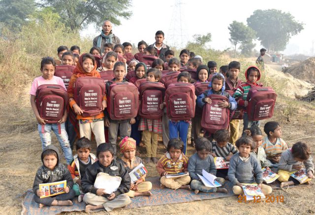 Rechnen, Lesen und Schreiben zu Lernen ist das einzige, das diesen Kindern eine bessere Zukunft ermöglicht. Indien, Asien, Bildung, Ernährung, Kinder, Schule, Bildung