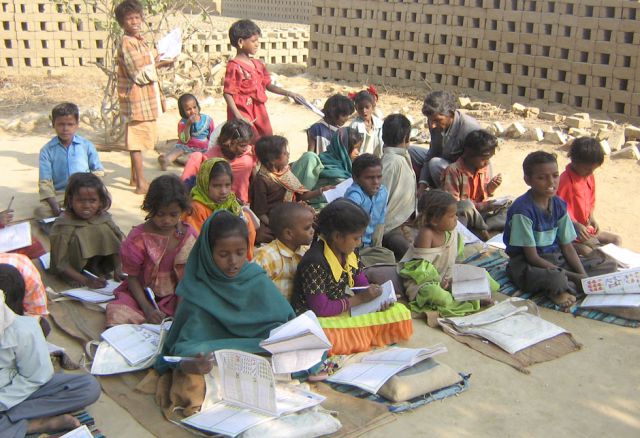 Kinder, die rechnen gelernt haben, werden zu Erwachsenen, die man nicht mehr so leicht betrügen kann, die sich im Leben besser zurechtfinden und Selbstbewusstsein entwickeln. Indien, Asien, Bildung, Ernährung, Kinder, Schule, Bildung