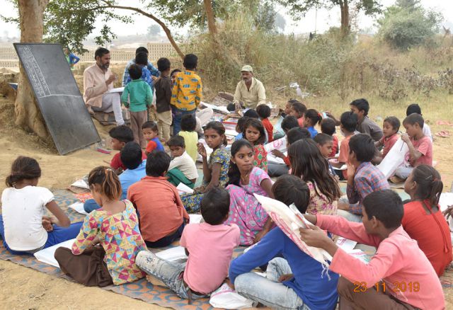 Projektleiter Dilip Sevarthi, links oben
zu sehen, arbeitet mit seinen Mitarbeite-rInnen auch daran, die Arbeits-, Lohn- und Lebensbedingungen der Kinder und ihrer Familien zu verbessern. Indien, Asien, Bildung, Ernährung, Kinder, Schule, Bildung