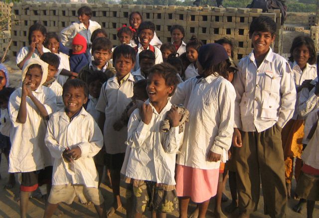 Es erwartet sie ein arbeitsreiches Leben. Aber durch Grundschulbildung unter dem Motto HOLT UNS HERAUS erhalten sie die Chance, der Ausbeutung und Chancenlosigkeit zu entkommen. Indien, Asien, Bildung, Ernährung, Kinder, Schule, Bildung