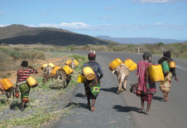 Durch die kürzere Distanz zum Wasserholen sparen die Familien Zeit und zusätzlich bleibt ihnen nun
mehr Geld für Lebensmittel oder
Medikamente, da sie kein Wasser
mehr kaufen müssen.