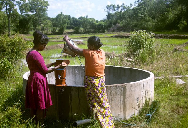 Unser
Projektpartner informiert
und unterstützt bei der
Umstellung auf biologische
Landwirtschaft, damit
das Wasser in Zukunft
wieder sauber ist.