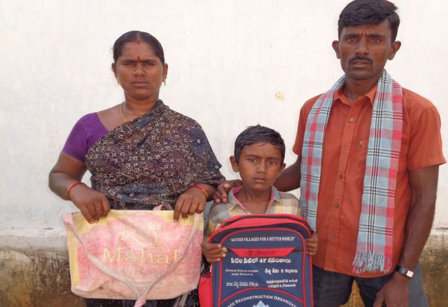 Eine Tasche voll Chancen: Damit auch Kinder aus extrem armen
Familien Zugang zu Bildung erhalten, werden
ihnen von der VRO Schulmaterialien zur Verfügung gestellt. (c) VRO Indien, Kinder, Bildung, Armut, Zukunft, Schule, Asien