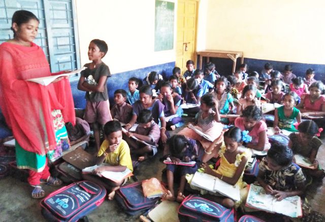 Gemeinsam lernen:
Pro Dorf besuchen rund 35 Mädchen und
Buben den nachmittäglichen Förderunterricht. (c) VRO Indien, Kinder, Bildung, Armut, Zukunft, Schule, Asien