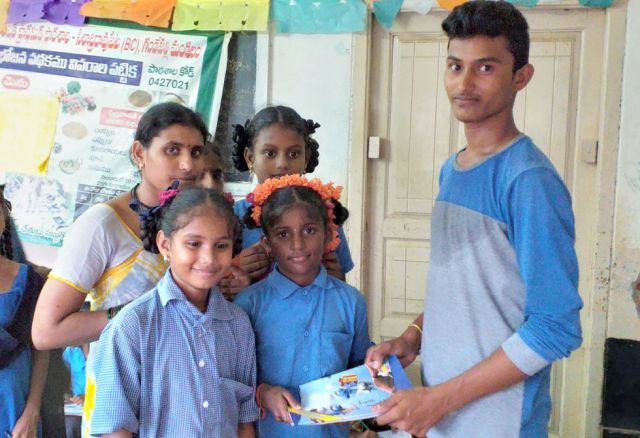 Die beiden Mädchen Leeladurga und
Mahalaxmi nahmen an einem nationalen
Schreibwettbewerb teil und haben dabei
beide den ersten Platz erzielt. (c) VRO Indien, Kinder, Bildung, Armut, Zukunft, Schule, Asien