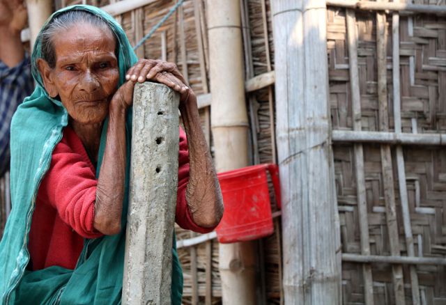 Der Anteil der älteren Menschen an der Gesamtbevölkerung wächst auch in Bangladesch. Traditionellerweise sind hier alte Menschen auf die Unterstützung der Großfamilie angewiesen. (Pr. 266, © Netz/Peter Dietzel) Existenzsicherung, Frauen, Asien, Bangladesh, Starthilfe, Landwirtschaft, Unterstützung