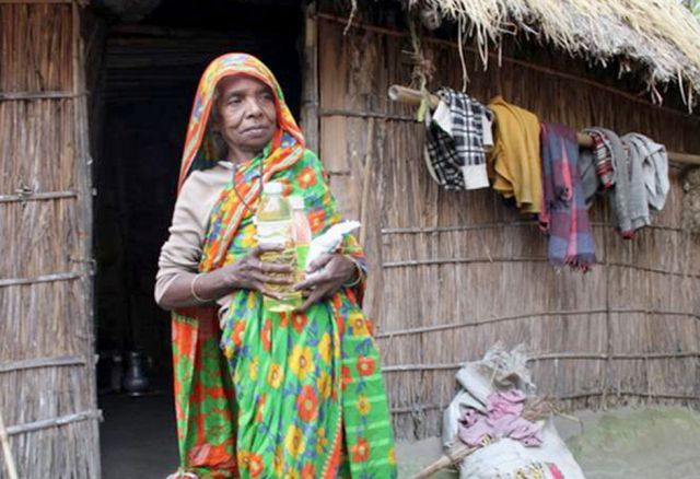 Manche Frauen sind so geschwächt und unterernährt, dass sie zu allererst Lebensmittel erhalten, um wieder zu Kräften zu kommen. (Pr. 266, © Netz) Existenzsicherung, Frauen, Asien, Bangladesh, Starthilfe, Landwirtschaft, Unterstützung