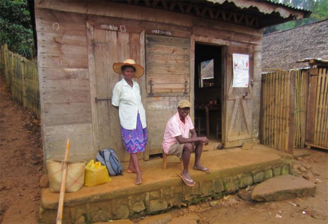 Kleinbäuerliche Familien im ländlichen Nordosten von Madagaskar leben meist in großer Armut. Viele können auf ihrem kleinen Stück Land gerade so viel anbauen, dass es zum Überleben reicht.
(© Entraide et Fraternité) Einkommen, Landwirtschaft, Selbsthilfe, Schulungen, Hunger, Frauen, Madagaskar, Afrika