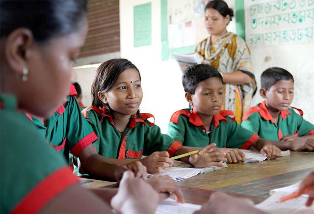 Etwa 30 SchülerInnen gehen in eine Klasse und profitieren von der guten Qualität des Unterrichts. Kinder und Eltern wissen, dass das eine große Chance bedeutet.
(c) Netz Bildung, Armut, Schule, Kinder, Bangladesch, Asien, Hunger