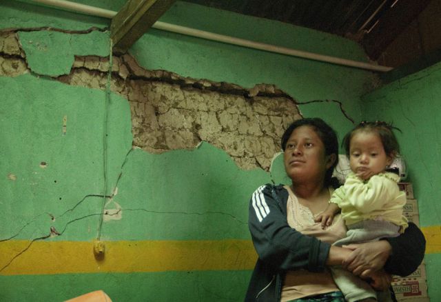 Durch die damit einhergehende Umweltzerstörung wird den indigenen Familien die Lebensgrundlage genommen. Dieses Haus einer Familie wurde infolge eines Erdbebens zerstört, das durch den Bergbau ausgelöst wurde. (© COPAE/Misereor) Recht, Umwelt, Indigen, Guatemala, Südamerika
