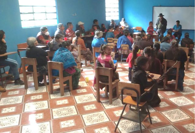 ProjektmitarbeiterInnen informieren indigene Gemeinden über ihre Rechte und erarbeiten mit ihnen gemeinsam Strategien, um Landraub und Umweltzerstörung zu verhindern. (© Misereor) Recht, Umwelt, Indigen, Guatemala, Südamerika