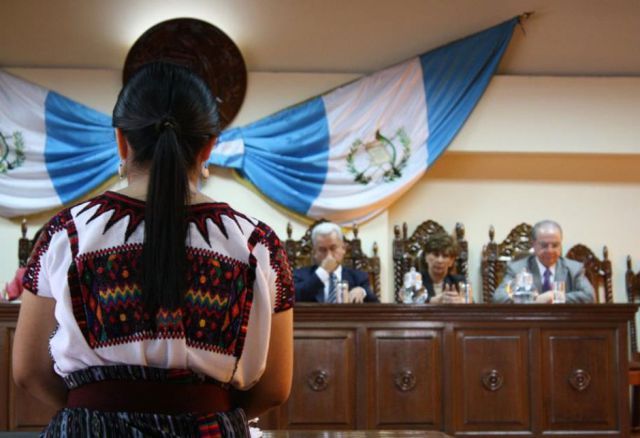 Die Organisation berät und begleitet indigene MenschenrechtsverteidigerInnen, die ihre Gemeinden in Gerichtsprozessen vertreten. (© COPAE/Misereor) Recht, Umwelt, Indigen, Guatemala, Südamerika