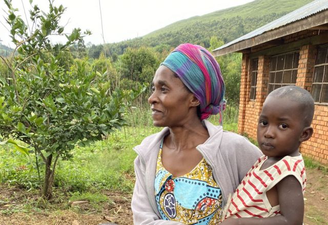 Die kleinbäuerlichen Familien der Provinz Süd-Kivu suchen verzweifelt nach Möglichkeiten, um ihre Existenzgrundlage zu schützen und ihre Ernährung zu sichern. Eine Anlaufstelle finden sie bei der lokalen Organisation CAB – Comité d´autopromotion à la base. (© Entraide et Fraternité) Kongo, Demokratische Republik, Aufforstung, Landwirtschaft, Ernährung, Familien, Afrika
