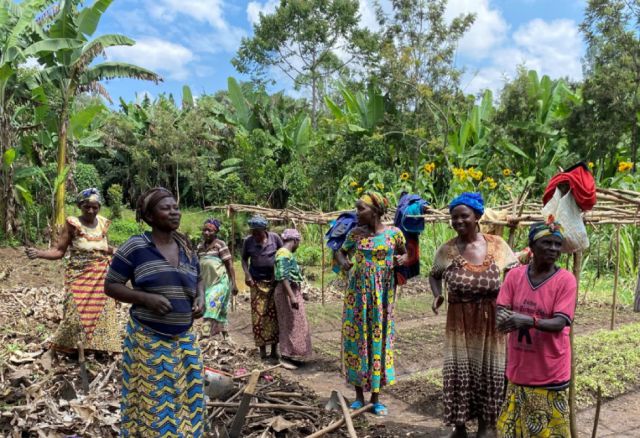 Im Rahmen dieses dreijährigen Projekts legen 2.000 kleinbäuerliche Familien aus Süd-Kivu 20 Baumschulen an und forsten insgesamt 500 Hektar Land auf. Begleitend erhalten sie Schulungen zu Boden- und Klimaschutzmaßnahmen. (© Entraide et Fraternité) Kongo, Demokratische Republik, Aufforstung, Landwirtschaft, Ernährung, Familien, Afrika