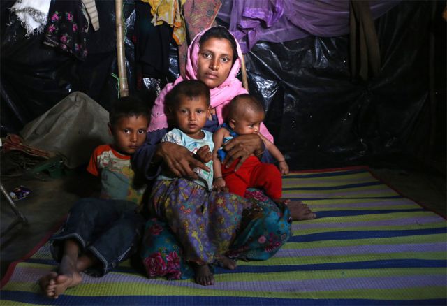 Marjina hat es mit ihren Kindern geschafft, dem Horror der ethnischen Säuberungen zu entkommen.
Sie ist froh, dass sie am Leben sind.
Sie stehen vor dem Nichts.
(Pr. 362, © Farzana Hossen, Surya Photos, Oxfam) Bangladesh, Asien, Einkommen, Rechte, Familien, Kinder, Flucht, Rohingya