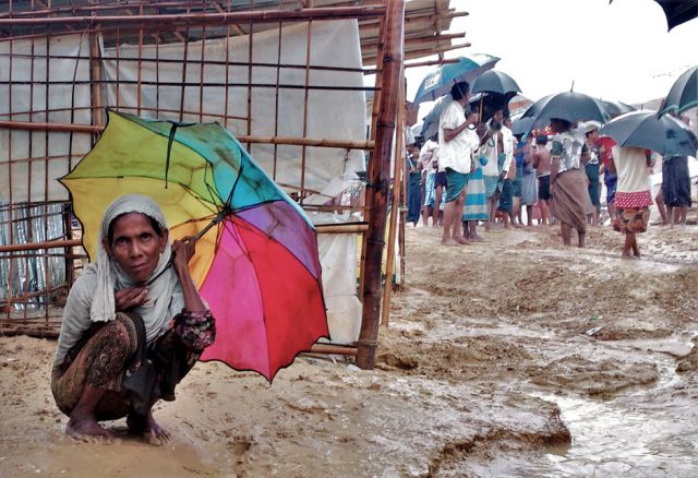Viele Geflüchtete besitzen nicht mehr als die Kleider, die sie am Leib tragen. Der selber arme Staat Bangladesch ist nicht froh über sie, aber er treibt sie nicht zurück und stellt immerhin den Platz für die Lager zur Verfügung.
(Pr. 362, © Maruf Hasan, Oxfam) Bangladesh, Asien, Einkommen, Rechte, Familien, Kinder, Flucht, Rohingya