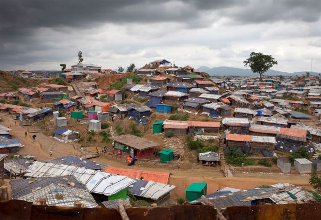 Nach einiger Zeit ist eine Unterkunft errichtet und die Versorgung mit Nahrungsmitteln funktioniert. Oxfam kümmert sich auch um Trinkwasser, Toiletten und Duschmöglichkeiten.
(Pr. 362, © Abbie Trayler-Smith, Oxfam) Bangladesh, Asien, Einkommen, Rechte, Familien, Kinder, Flucht, Rohingya