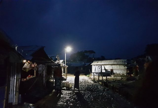 Sehr wichtig ist die mit Solarenergie gespeiste Beleuchtung. Sie erhöht die Sicherheit im Lager, vor allem auch für Frauen und Mädchen.
(Pr. 362, © Rachel Hastie, Oxfam) Bangladesh, Asien, Einkommen, Rechte, Familien, Kinder, Flucht, Rohingya