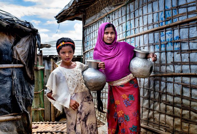 Durch sauberes Wasser aus neu gebohrten Trinkwasserbrunnen werden der Ausbruch von Krankheiten vermieden und Epidemien verhindert.
(Pr. 362, © Fabeha Monir, Oxfam) Bangladesh, Asien, Einkommen, Rechte, Familien, Kinder, Flucht, Rohingya