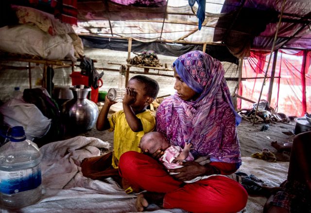 Mit einer Elektrolytlösung aus Wasser, Traubenzucker (Glucose), Natrium, Kalium, Chlorid und Citrat kann Romida verhindern, dass ihre Kinder an den Auswirkungen von Durchfall sterben.
(Pr. 362, © Kamila Stepien, Oxfam) Bangladesh, Asien, Einkommen, Rechte, Familien, Kinder, Flucht, Rohingya