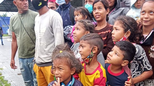 Die Lebensumstände in Venezuela sind unerträglich: das Gesundheitssystem ist zusammengebrochen, Bandengewalt ist alltäglich und selbst Grundnahrungs-mittel sind aufgrund der extremen Inflation für die Bevölkerung nicht mehr leistbar.
(© Misereor / SPM) Brasilien, Südamerika, Familie, Kinder, Flucht, Flüchtlinge, Venezuela, Erstversorgung