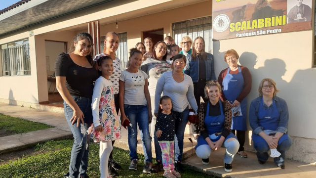 Um die Not geflüchteter Familien zu lindern, ist die brasilianische Organisation Serviço Pastoral dos Migrantes (SPM) landesweit im Einsatz. Die von SPM betriebenen casas do migrante sind eine wichtige Erstanlaufstelle für Geflüchtete.
(© Misereor / SPM) Brasilien, Südamerika, Familie, Kinder, Flucht, Flüchtlinge, Venezuela, Erstversorgung