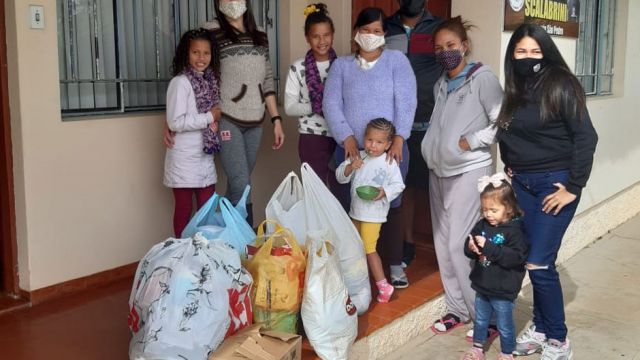 So wie diese Familie finden sie neben einem Schlafplatz auch Beratung und Unterstützung in den casas do migrante. Die MitarbeiterInnen leisten zum Beispiel Rechtsberatung und helfen bei der Wohnungs- und Arbeitssuche.
(© Misereor / SPM) Brasilien, Südamerika, Familie, Kinder, Flucht, Flüchtlinge, Venezuela, Erstversorgung