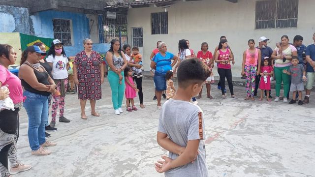 Hunger, Gewalt und Flucht sind oft traumatische Erlebnisse. In den casas do migrante finden daher auch psychosoziale Angebote für Geflüchtete statt, zum Beispiel Gesprächskreise und Gruppentherapie.
(© Misereor / SPM) Brasilien, Südamerika, Familie, Kinder, Flucht, Flüchtlinge, Venezuela, Erstversorgung