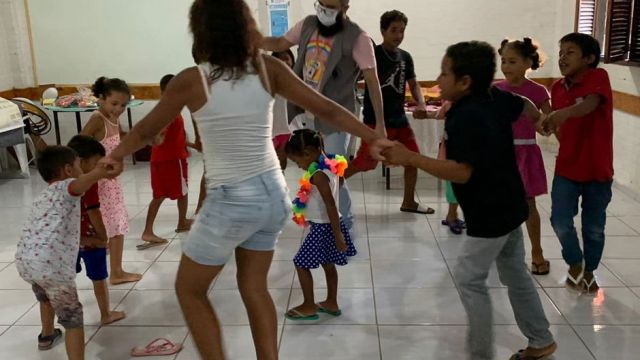 Besonders die Kinder leiden darunter, dass sie ihr vertrautes Zuhause verlassen und dabei oft Freunde und Großeltern zurücklassen mussten. Spiel- und Lernangebote helfen ihnen dabei, im neuen Leben anzukommen.
(© Misereor / SPM) Brasilien, Südamerika, Familie, Kinder, Flucht, Flüchtlinge, Venezuela, Erstversorgung