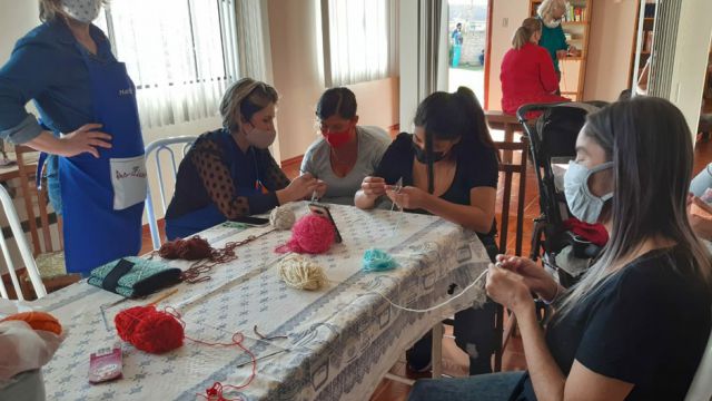 Um die Integration der venezolanischen Familien zu fördern, werden Sprachkurse angeboten und gemeinsame Freizeitaktivitäten mit brasilianischen Familien aus der Nachbarschaft organisiert, zum Beispiel Handarbeitskurse oder Feste.
(© Misereor / SPM) Brasilien, Südamerika, Familie, Kinder, Flucht, Flüchtlinge, Venezuela, Erstversorgung