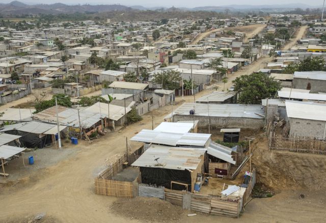 Armenviertel wie dieses gibt es häufig in Ecuador. Viele dieser informellen Siedlungen sind nicht an die öffentliche Infrastruktur wie Trinkwasserversorgung, Abwasserbeseitigung und Müllabfuhr angeschlossen. (Pr. 364, © Hogar de Christo)