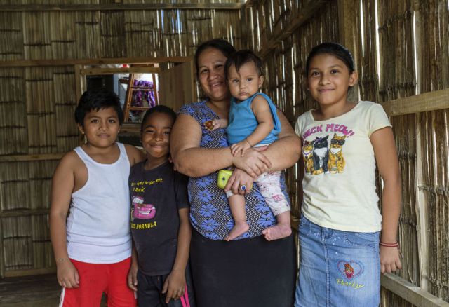 Trotz aller Probleme wie mangelnder Gesundheitsversorgung, Arbeitslosigkeit, Drogenmissbrauch und häuslicher Gewalt haben viele Familien die Hoffnung auf ein besseres Leben nicht aufgegeben.
(Pr. 364, © Misereor / Eduardo Soteras)
