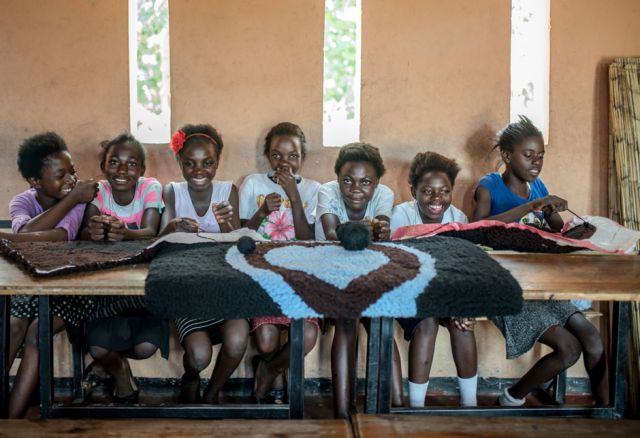 Mädchen und Frauen in Sambia können ihren Lebensweg kaum selbst gestalten: frühe Verheiratung, viele ungewollte Schwangerschaften im Teenageralter und infolge dessen kein Schulbesuch mehr.
(A group of girls from a community school in Mufulira District, Zambia © Aurelie Marrier d'Unienville / Oxfam)