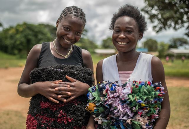 Im Rahmen dieses Projekts erhalten Mädchen und junge Frauen die nötige Unterstützung und das Wissen, um ihre Gesundheit zu schützen und informierte Entscheidungen treffen zu können.
(Two classmates and members of the Girl Child Club in Mufulira Distrcit, Zambia © Aurelie Marrier d'Unienville / Oxfam)