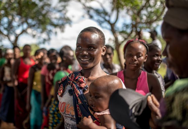 Ein weiterer Schwerpunkt des Projekts ist die Schulung von Gesundheitspersonal, um die Gesundheitsversorgung für junge Mütter zu verbessern und ihnen umfassende Beratung bieten zu können.
(Women at the Oxfam Women's Day Celebrations in Rufunsa District, Zambia © Aurelie Marrier d'Unienville / Oxfam)