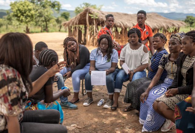 Um das Recht auf sexuelle und reproduktive Gesundheit von Mädchen und Frauen zu stärken, braucht es langfristige Bewusstseinsbildung und offenen Dialog für Frauen und Männer.
(Women and men have discussions at Oxfam Women's Day, Rufunsa distr., Zambia © Aurelie Marrier d'Unienville / Oxfam