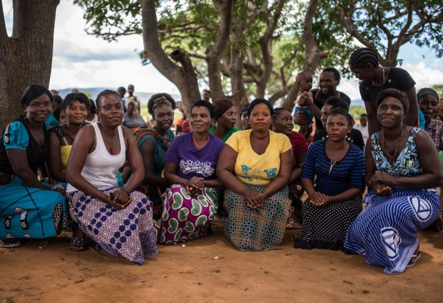 Lokale Müttergruppen leisten Überzeugungsarbeit bei schwangeren jungen Frauen und ihren Familien, damit sie im Falle einer Schwangerschaft die Schule nicht abbrechen.
(Women and men have discussions at Oxfam Women's Day, Rufunsa distr., Zambia © Aurelie Marrier d'Unienville / Oxfam)